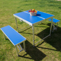 Mesa de camping plegable azul oscuro con silla