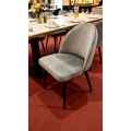 Silla moderna tapizada en terciopelo con respaldo capitoné