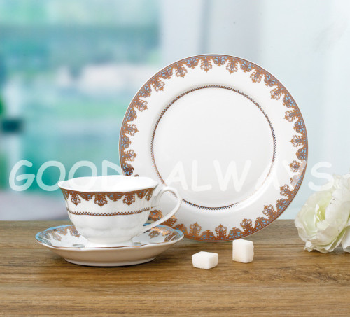 Peralatan makan bone china baru. Set GOLDEN 24K