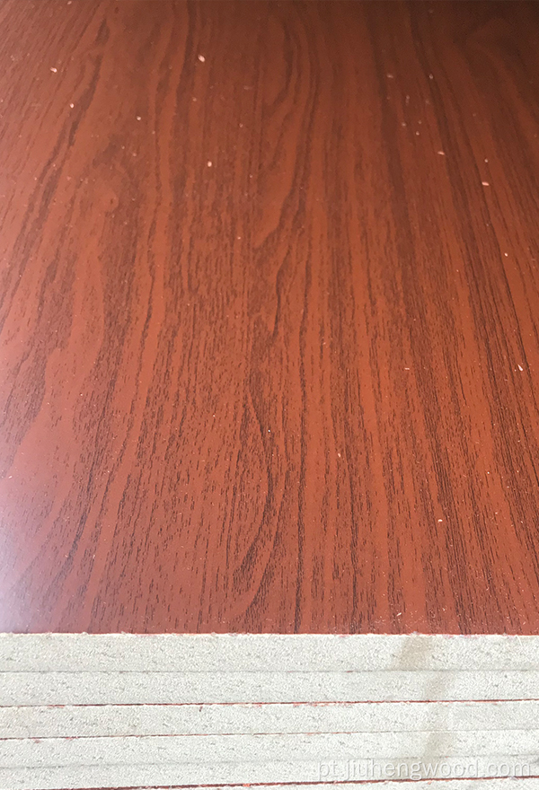Folheado de grão de madeira marrom avermelhado