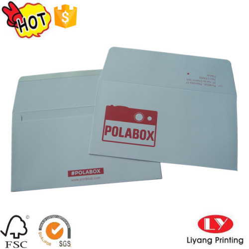 Envelope de papel branco com logotipo