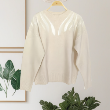 Top minimalista de malha cinza claro com miçangas dourado