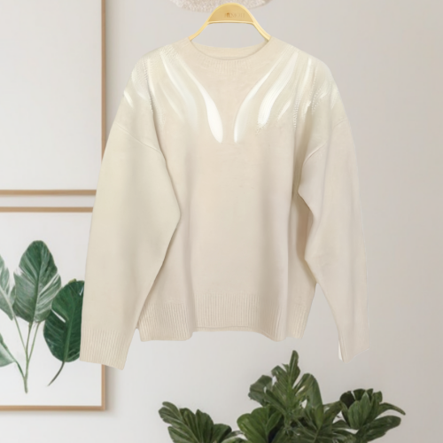 Top minimalista de malha cinza claro com miçangas dourado