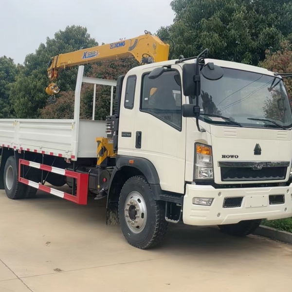 HOWO crane transport truck with crane and box