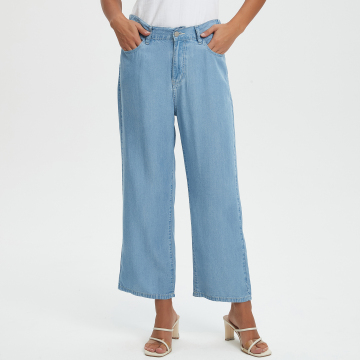 Jeans corti da donna a gamba dritta in denim azzurro