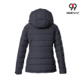 Chaqueta con aspecto de plumón y capucha.