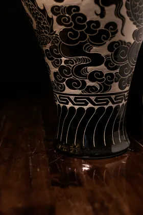 Black glaze flower picking dragon pattern plum vase
