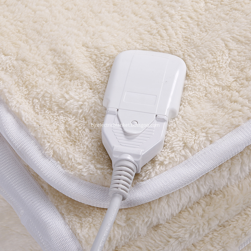 Detachable connector fleecy electric blanket