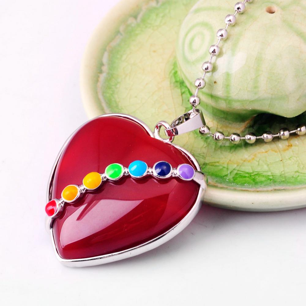 Collier pendentif coeur en cornaline rouge avec sept pierres précieuses