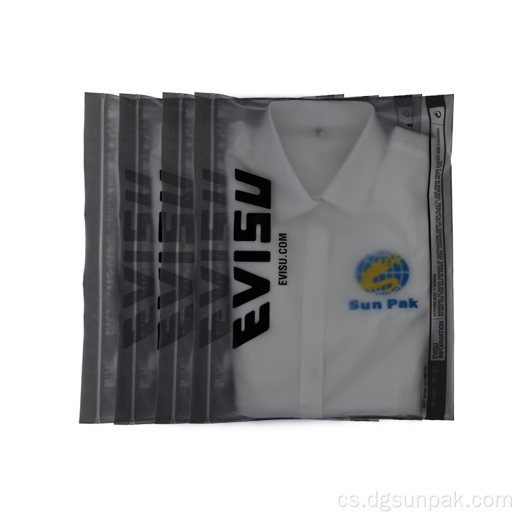 přepravní tašky na oděvy z recyklovaných plastových tašek na zip