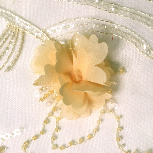 Tissu à paillettes florales en dentelle jaune maigre