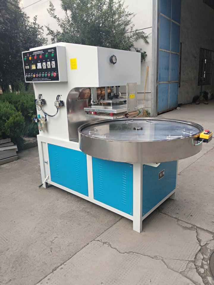 Turntable type high frequency sealing machine