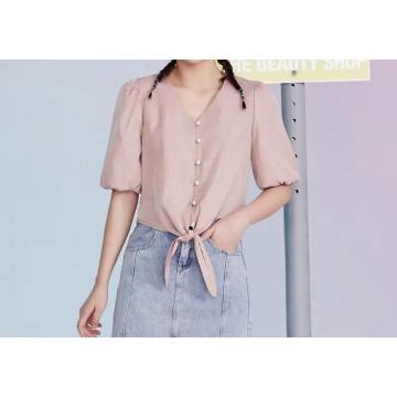 Blusas de las mujeres, dobladillo irregular, collar de camisa de corte con abalorios.