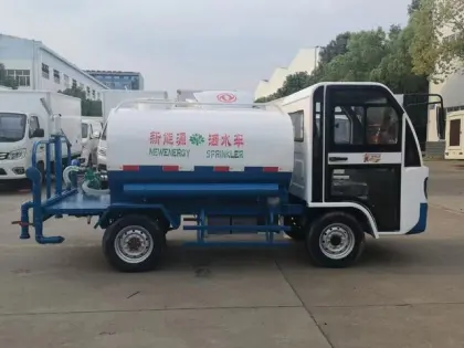 Green road electric four-wheel sprinkler