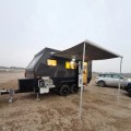 Pequeño remolque de campamento de caravana de lágrima fuera de la carretera