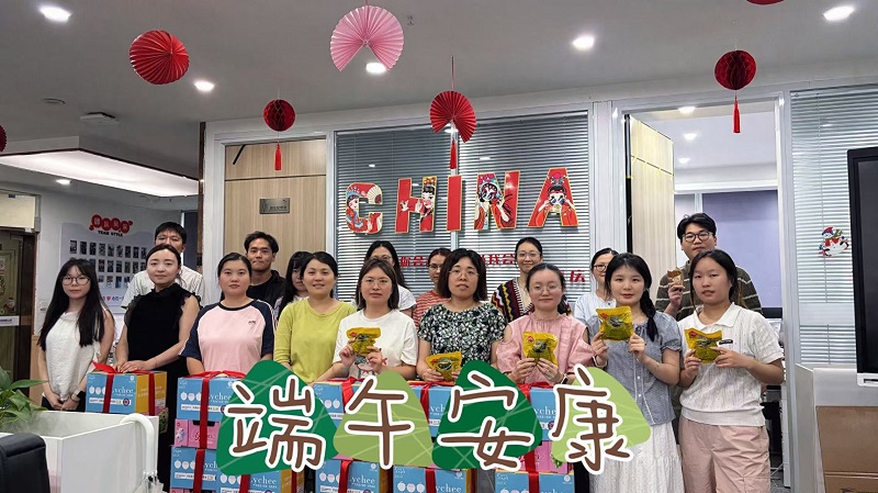 Passionate about the benefits of the Dragon Boat Festival, Ziptek Cheng Zhihao gives gifts to all employees in advance for the Loong Boat Festival