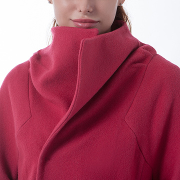 Abrigo largo de cachemira rojo con cuello de moda.