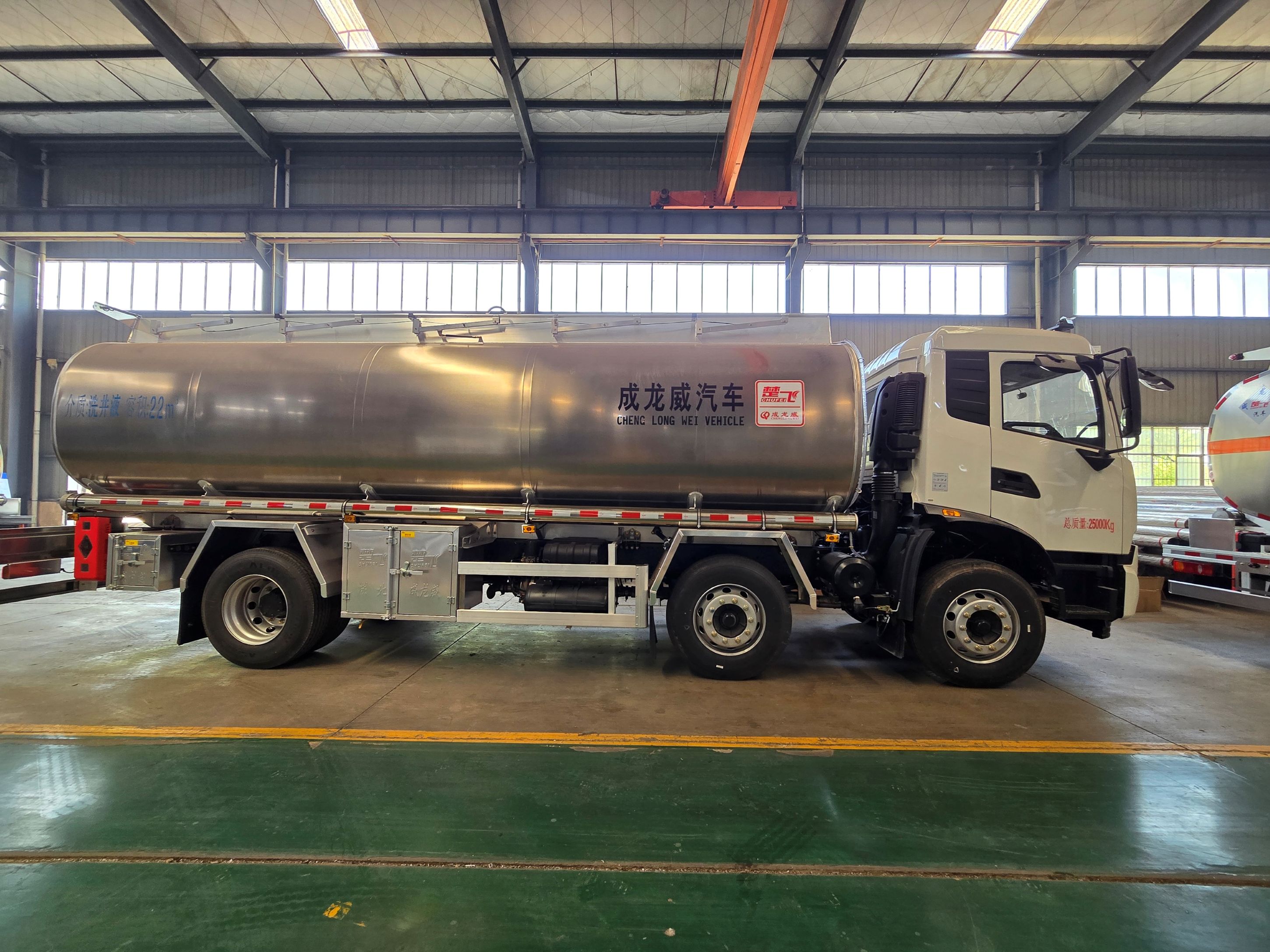 Versatile 6×4 Oil Tanker Truck Dongfeng 25.5m³