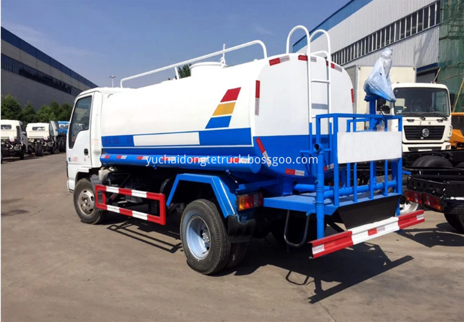 ISUZU 5000 liters water tank