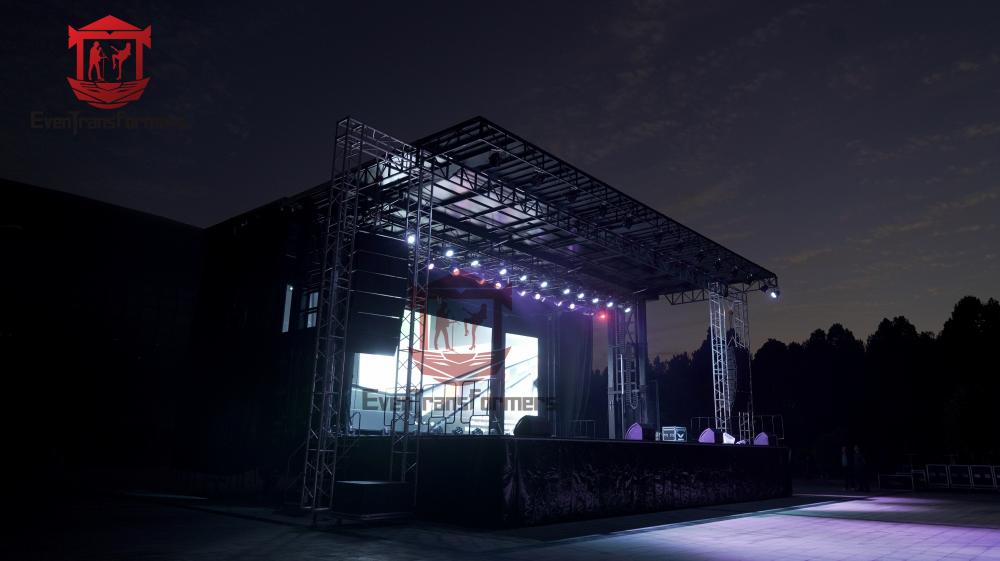 Presidential Campaign Trailer Stage