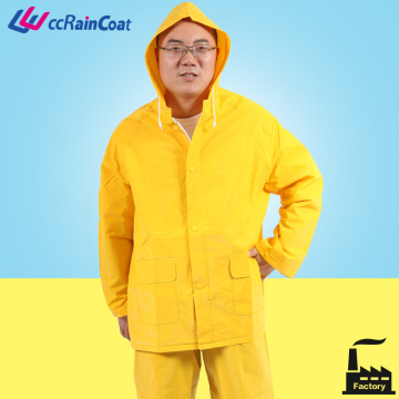 พีวีซีโพลีเอสเตอร์ Rainsuit สีเหลือง 2 ชิ้นสามารถเพิ่มแถบสะท้อนแสง