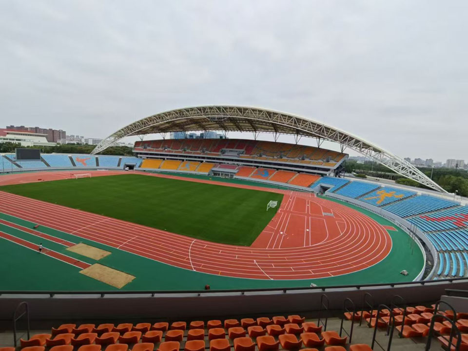 High adhesion strength adhesive for athletics field