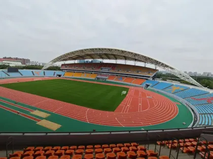 High adhesion strength adhesive for athletics field