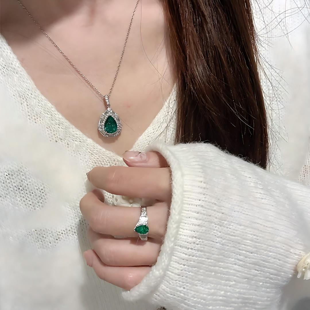 18k 화이트 골드 랩그로운 에메랄드 목걸이와 어울리는 반지를 착용한 모델
