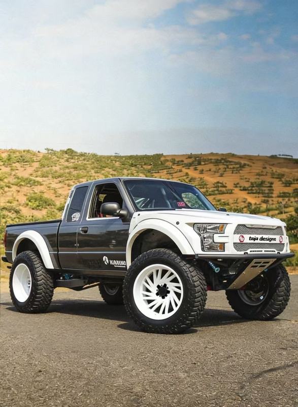 Bright white fully painted 24-inch wheel rim