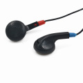 Pesawat sekali pakai menggunakan earphone colokan 3.5mm