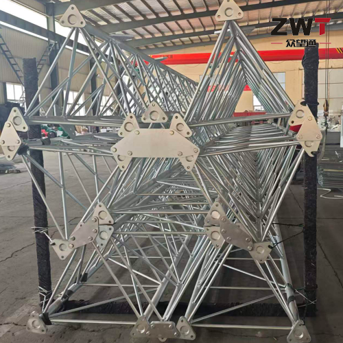 Torre estaiada durável para suporte estrutural
