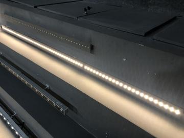 Architectural linear facade lighting