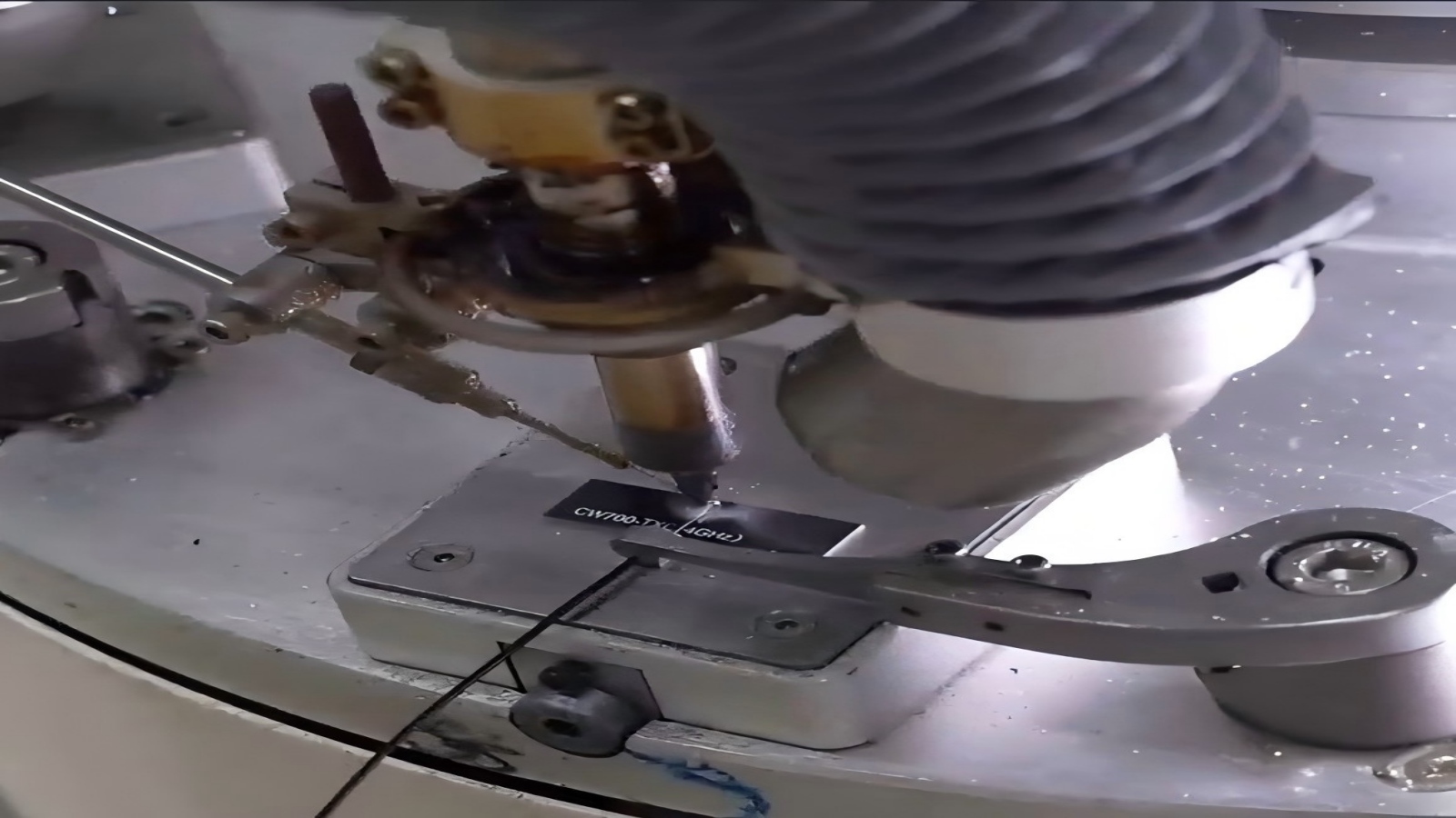 Equipamento automatizado de montagem de antena para fabricação de precisão