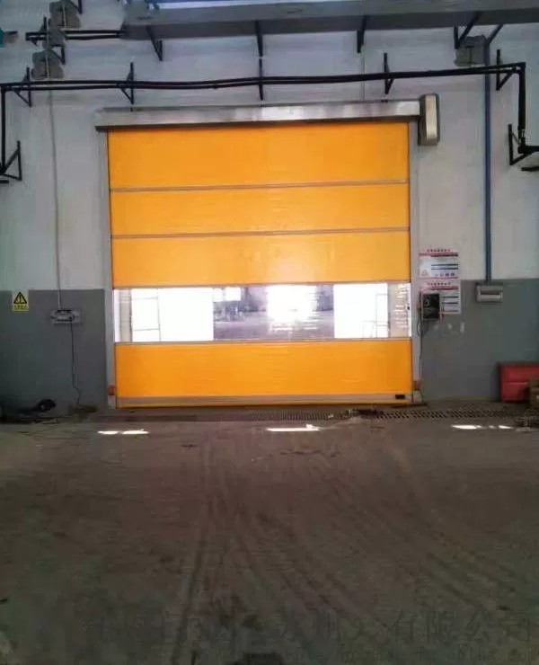 Fast rolling door for Cargo shower room