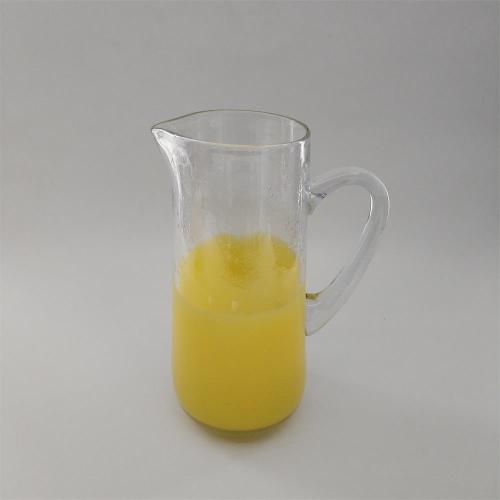 Pichet à eau en verre avec fond de couleur jaune