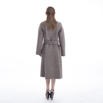 A fashionable cashmere coat with a slimming look