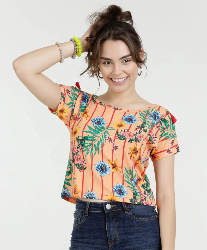 Blusa de manga curta slim fit flor estampada