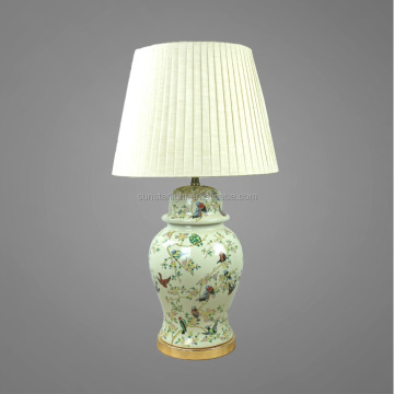 Lampu meja samping tempat tidur kuningan antik dengan warna kain dan dasar keramik
