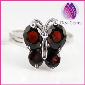 Ring sterling silver and garnet (natural), 4 and 5mm faceted round with butterfly design