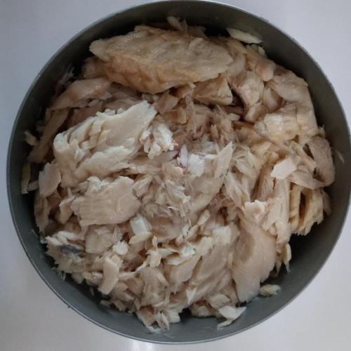 Escamas de pescado de salmón en conserva en aceite