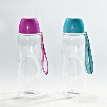 Plastic water cup with cap, 720mL volume, ideal for office or home use