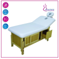 Mesa de masaje de madera de calidad en salón de belleza
