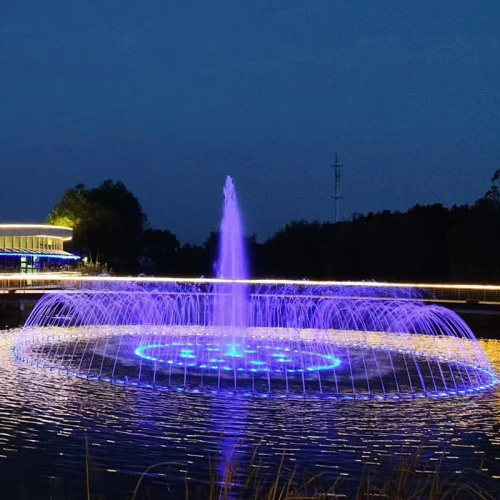 Belle fontaine de piscine à changement de couleur