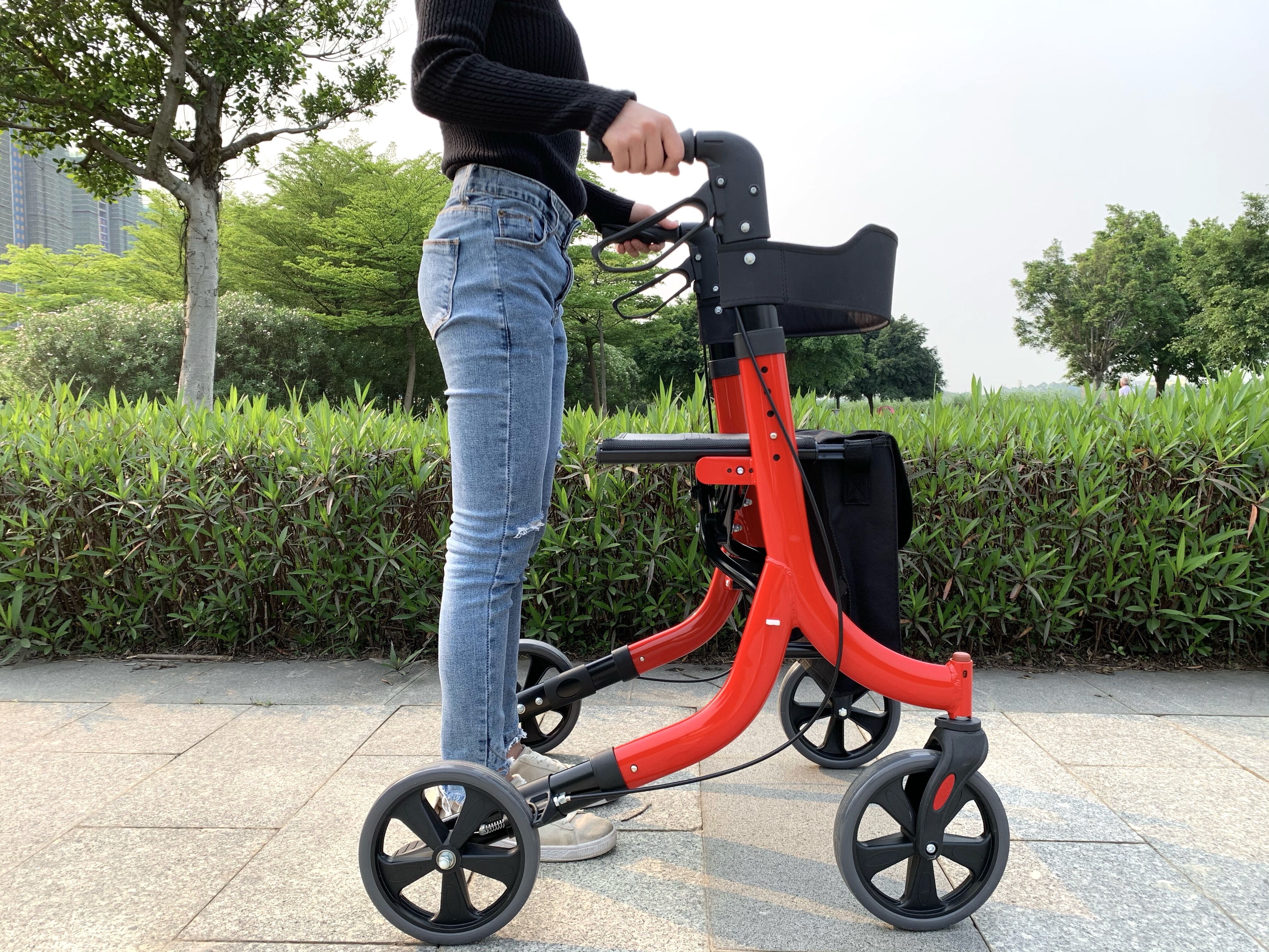 Tonia Deutscher Rollator Walker mit Sitz 4 Räder und Einkaufstasche TRA11