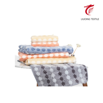 Coral Fleece Cone Pattern Bath Towel