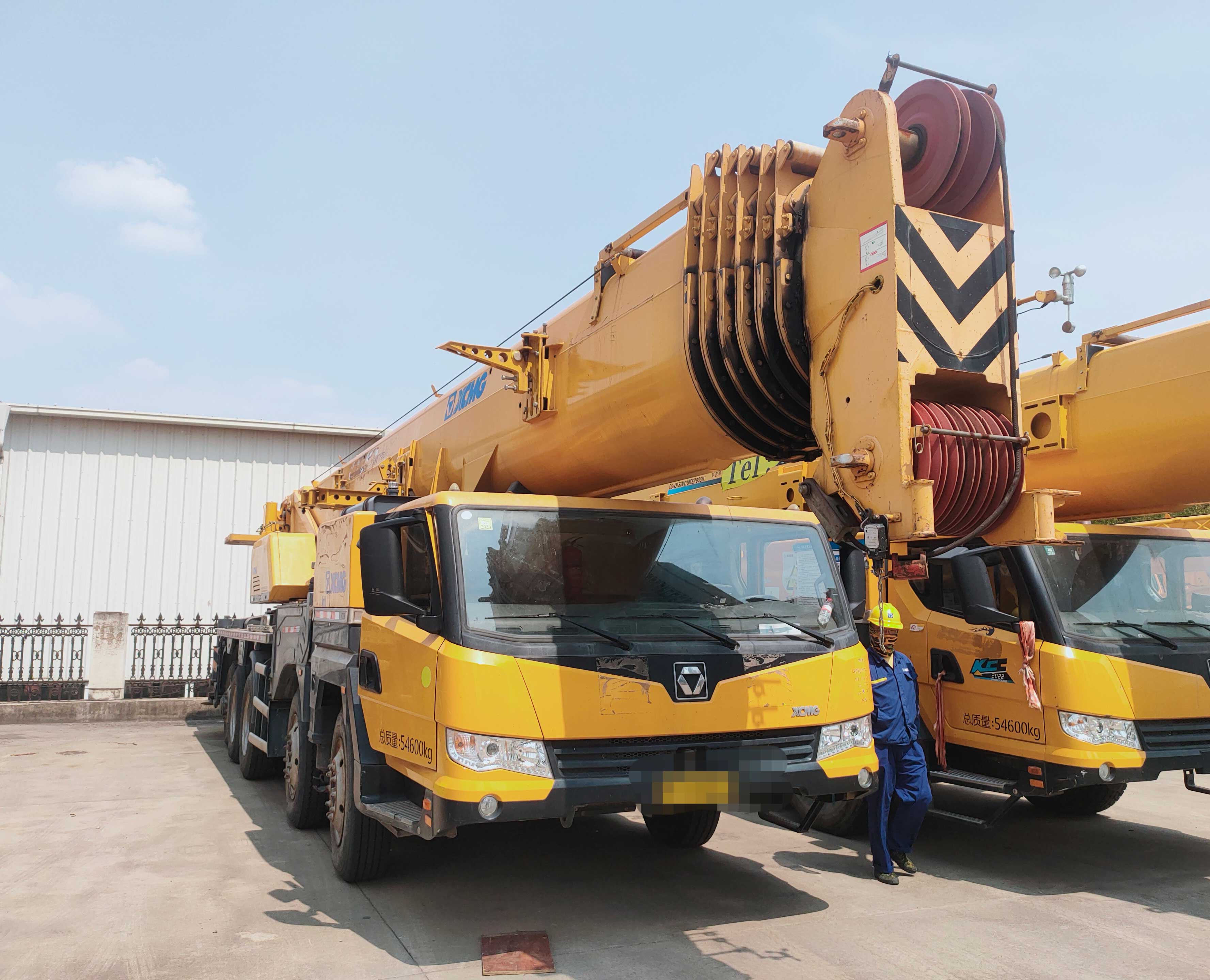 the-front-view-of-used-truck-crane-qy95k7c