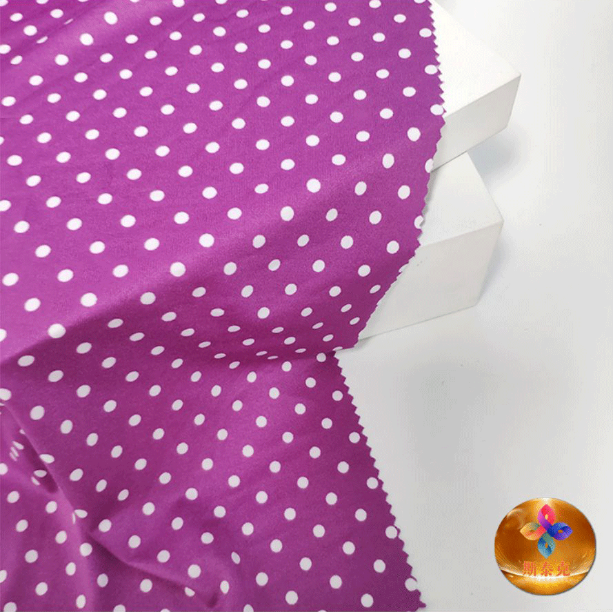 スタイリッシュな服のために印刷された魅惑的なおいしい生地