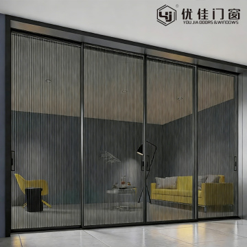 Гладкая раздвижная дверь из рифленого стекла с черной рамой