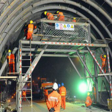 Aangepaste tunnel voor het voering van trolley bekisting