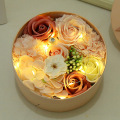 Caja de flores redonda de terciopelo de varios tamaños con rosas preservadas